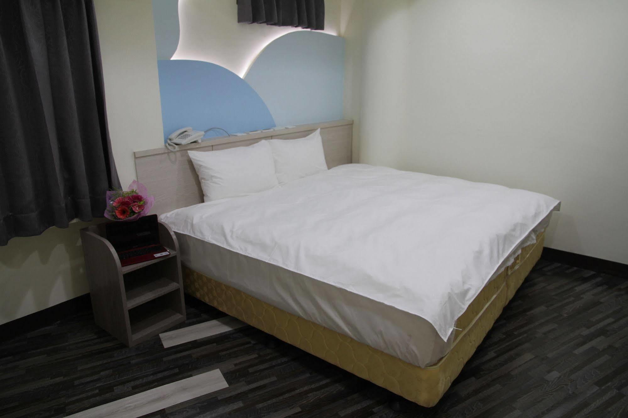 Hotel 微旅時尚旅店 à Touliu Extérieur photo