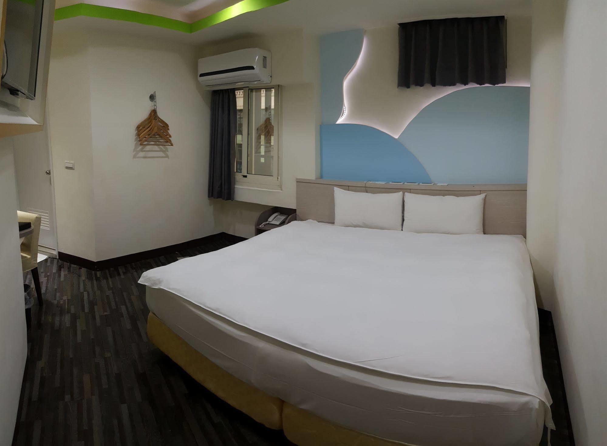 Hotel 微旅時尚旅店 à Touliu Extérieur photo