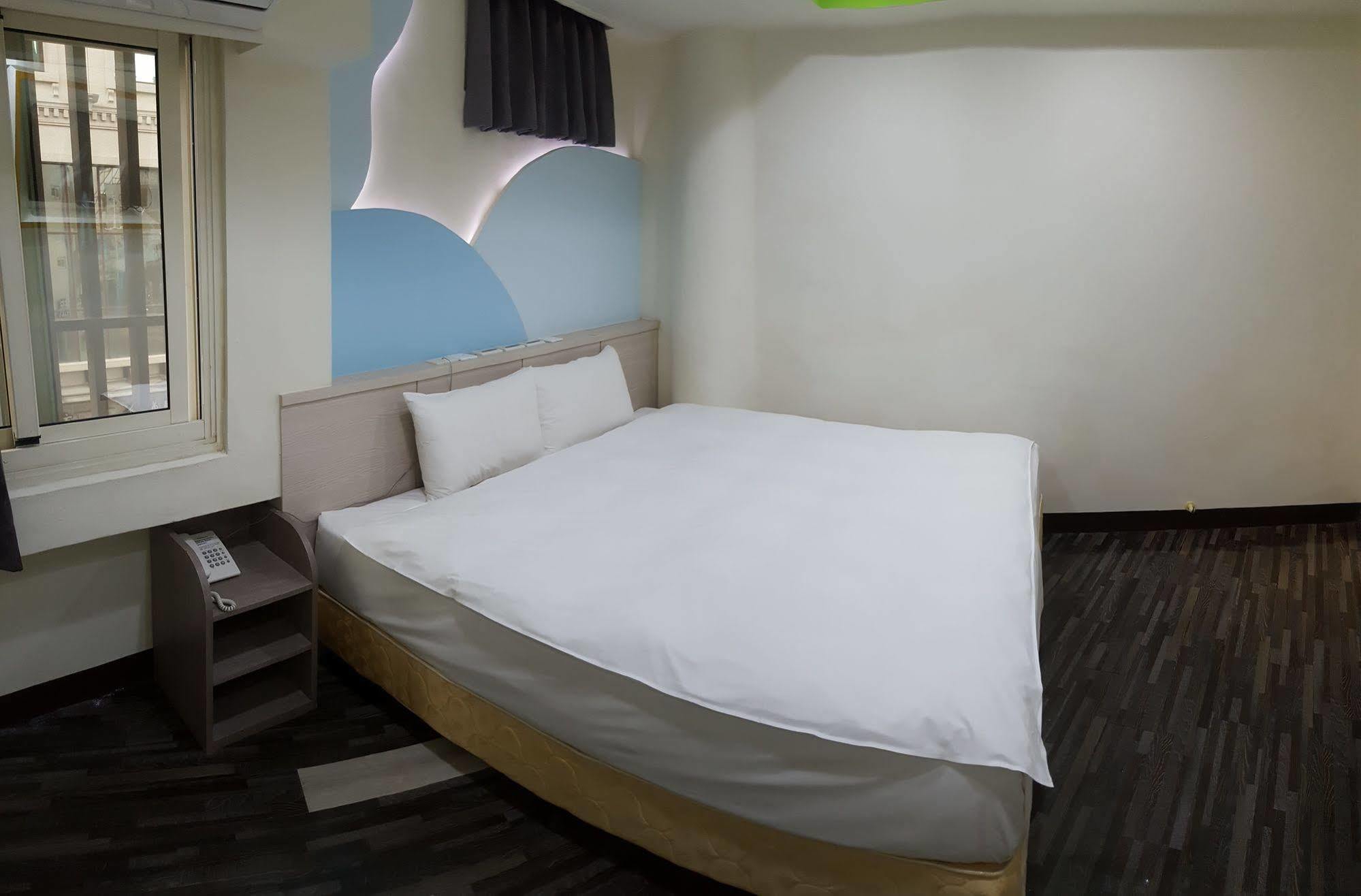 Hotel 微旅時尚旅店 à Touliu Extérieur photo